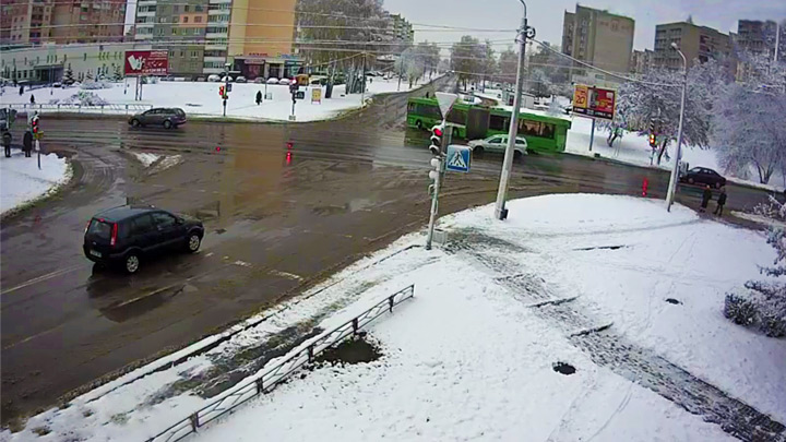 Онлайн веб-камера на перекрёстке улиц Гагарина и Максима Горького в Борисове
